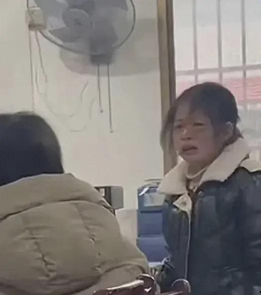 吃瓜酒店打人妈妈,妈妈怒打人引发社会关注