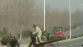 吃瓜车祸搞笑视频,笑料百出！吃瓜群众目睹车祸搞笑瞬间