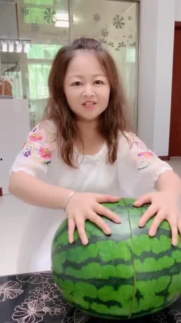 宝宝快乐吃瓜,开启甜蜜童年时光