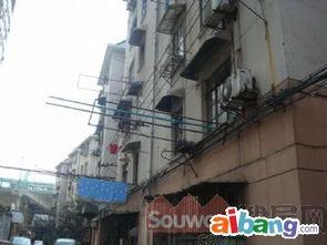 小区门口情侣吃瓜